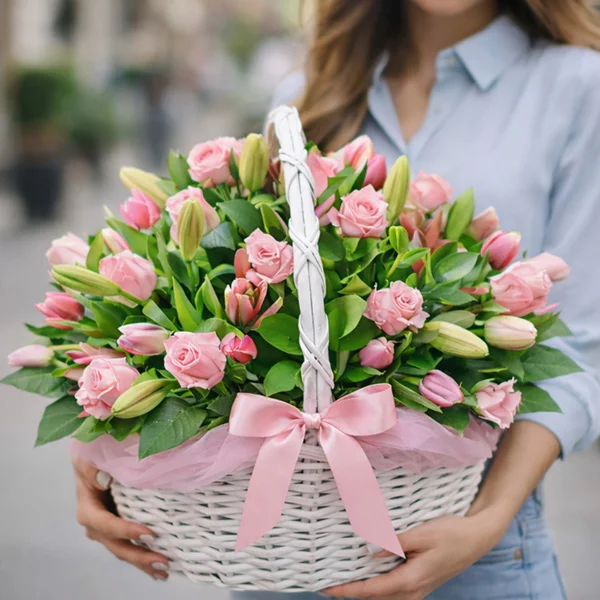 Красная шапочка - корзина из розовых роз и тюльпанов